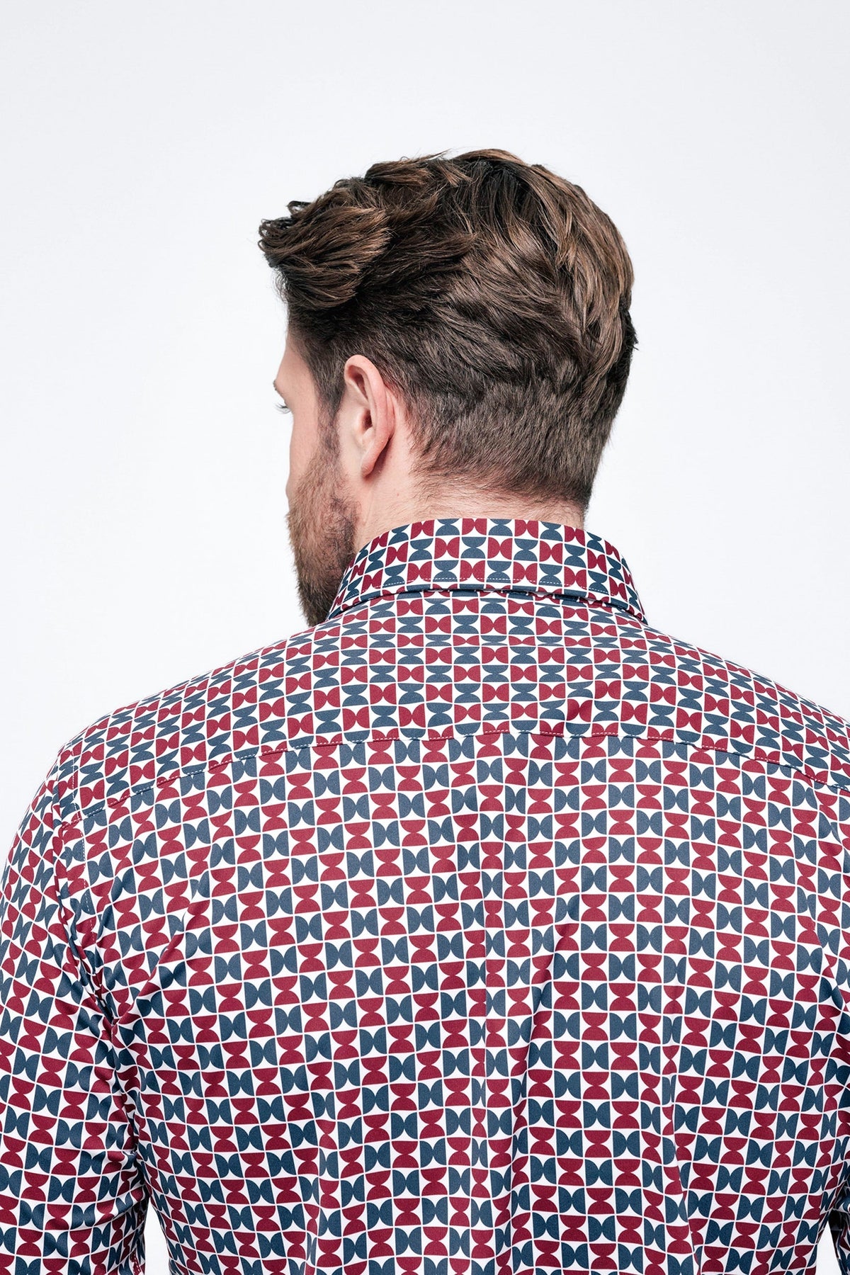 Rückansicht eines Mannes im gemusterten Business-Performance-Herrenhemd Geo Nordic Burgundy von UNWRINKLED